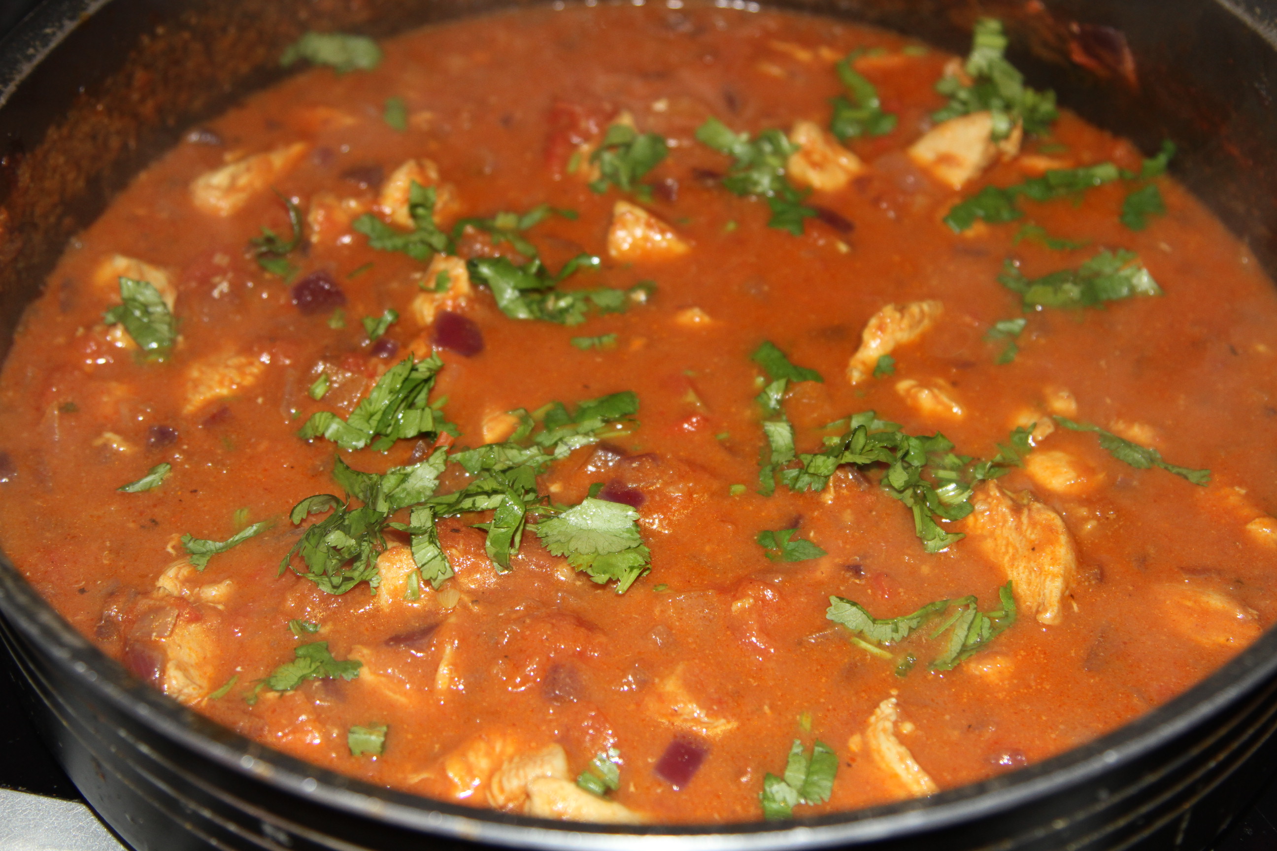 kurczak w sosie z curry i kolendrą